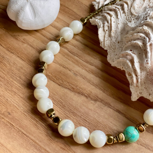 Collier en nacre, turquoise et hématite dorée.