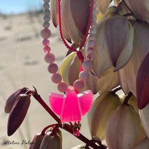 Collier sautoir de couleur écru et rose vif "PINK EAGLE"