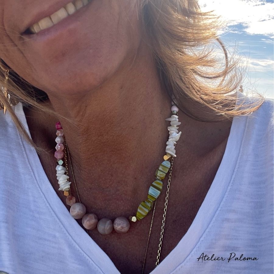 Collier ras de cou multicolore.