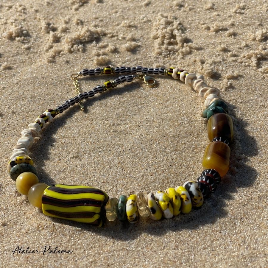 Collier en perles de verre africaines vintage et pierres de gemmes.