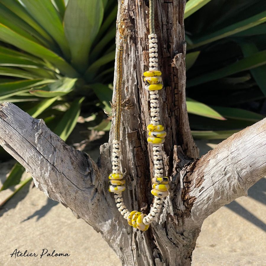 collier ras de cou écru , jaune et noir.