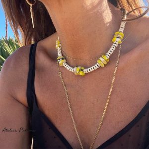 Collier ras de cou en pierres de gemmes et perles de verre africaines