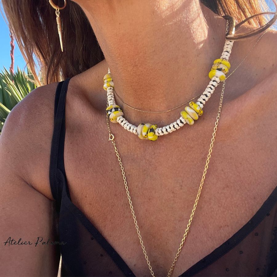 Collier ras de cou en pierres de gemmes et perles de verre africaines