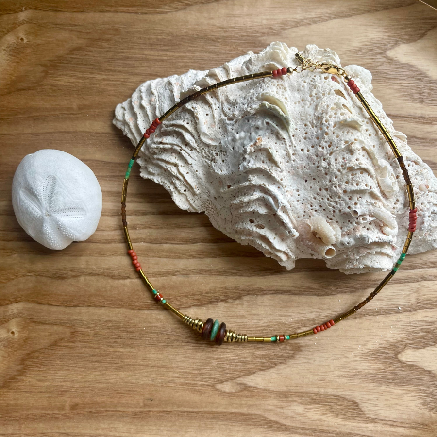 Collier multicolore en pierres de gemmes