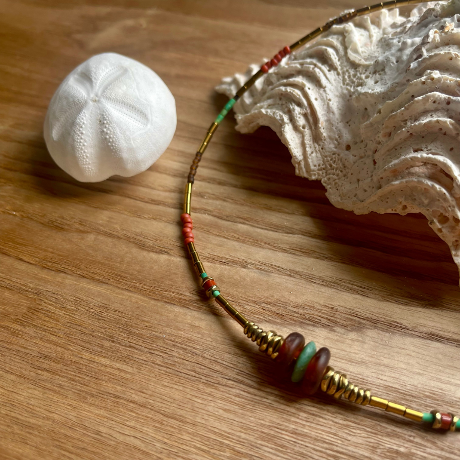 Collier multicolore en pierres de gemmes