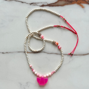 Collier sautoir de couleur écru et rose vif "PINK EAGLE"