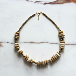 Collier perles africaines recyclées "WHITE SAND"