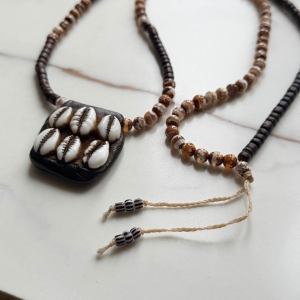 Collier sautoir Touareg gri-gri en agate caramel et cauris Collier bohème ethnique avec pendentif coquillages cauris