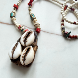 Collier Touareg grigri en turquoise et coquillages cauris Collier sautoir bohème ethnique avec amulette Touareg