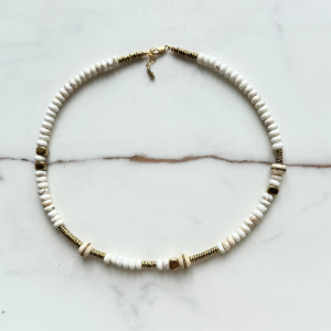collier bohème "WHITE LOTUS" en howlite hématite perles os népalaises bijou bohème artisanal