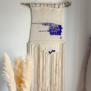 Macramé mural bicolore écru et bleu vif