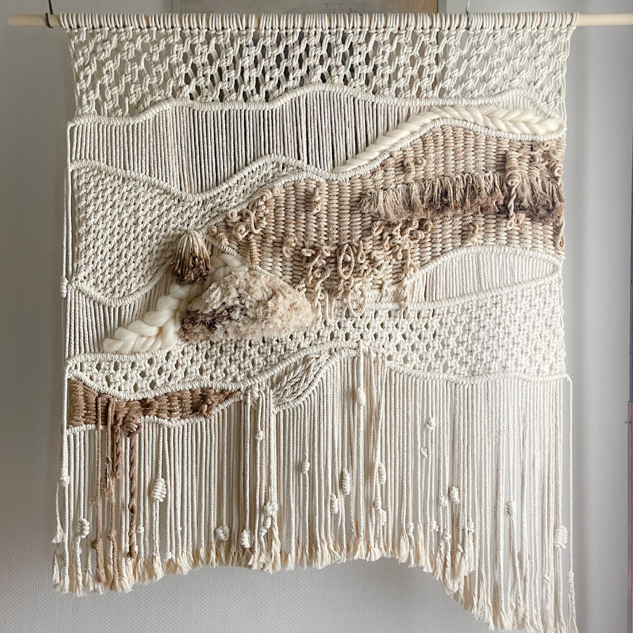 Macramé mural de grande envergure réalisé à la main en France