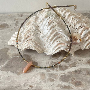 collier fin"Gold sand "en pierre naturelles, pendentif pointe en pierre de soleil turquoise hématite cornaline bijou bohème artisanal