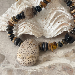 Collier en pierre semi-précieuses pendentif bois pétrifié.