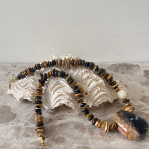 Collier en pierre semi-précieuses pendentif bois pétrifié.