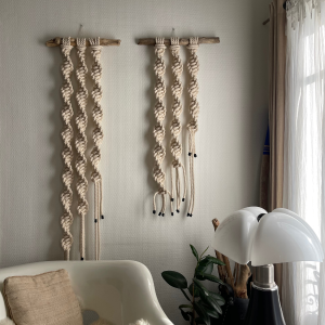 Tissages muraux en macramé de couleur écru.