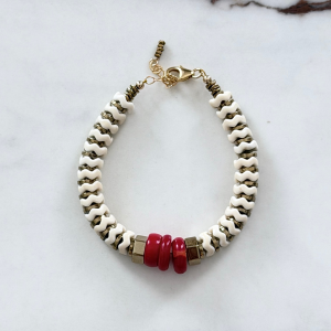 Bracelet bohème " RED SNAKE" en rondelles d'howlite dentelées et corail teinté