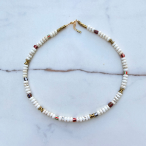 Collier en pierres naturelles "AFRICA" et perles africaines vintage blanches et multicolores. Bijou bohème chic artisanal.