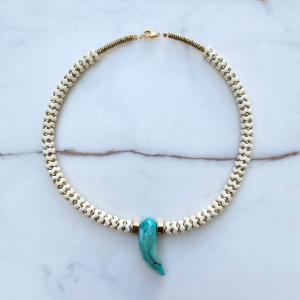 Collier pendentif turquoise" AQUA LUNA" . Collier ras de cou en pierres de gemmes, howlite et turquoise. Réalisé à la main en France