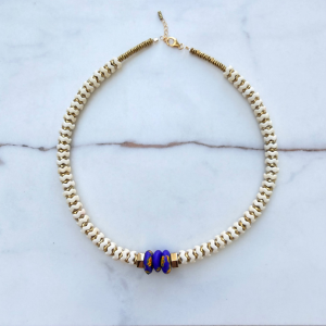 Collier "BLUE STONE KROBO" en hématite, howlite et perles africaines.