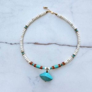 Collier pendentif coquillage " BRAZIL" en pierres de gemmes et pendentif coquillage