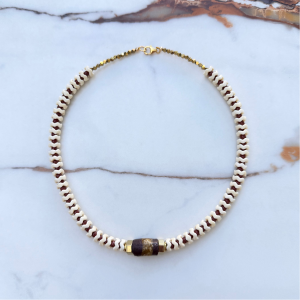 Collier bohème " BROWN SUGAR" , collier bohème artisanal en howlite et perle de verre africaine marron