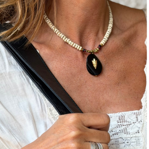 Collier pendentif onyx orné d'une flèche dorée