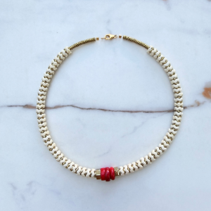 Collier bohème " RED SNAKE" en rondelles d'howlite dentelées et corail teinté