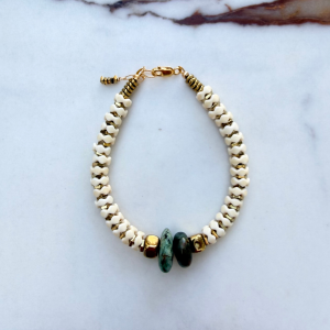 Bracelet bohème " BLUE SNAKE" en rondelles d'howlite crantées et turquoise.