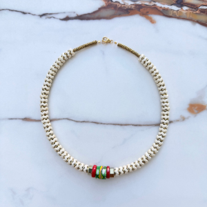 Collier "BUBBLE STONE" en howlite et perle millefiori; Réalisé en France